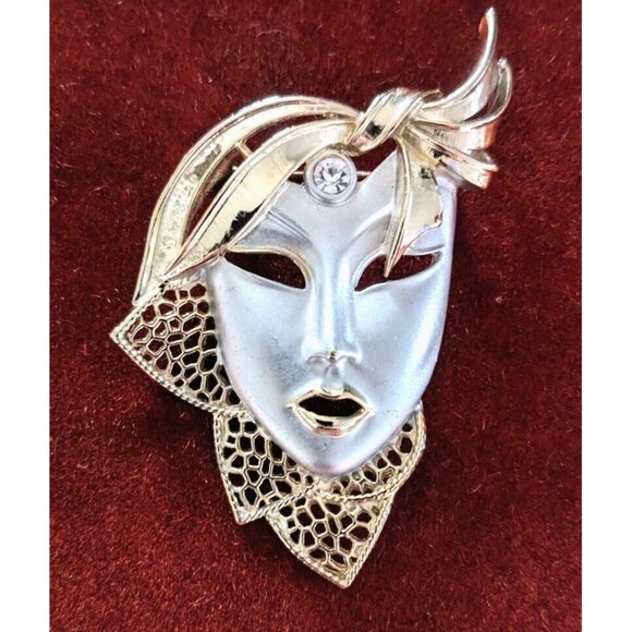 Vintage Mardi Gras Mask Brooch Pin Matte Satin GP Finish Filigree Theatrical 3" - Picture 1 of 6